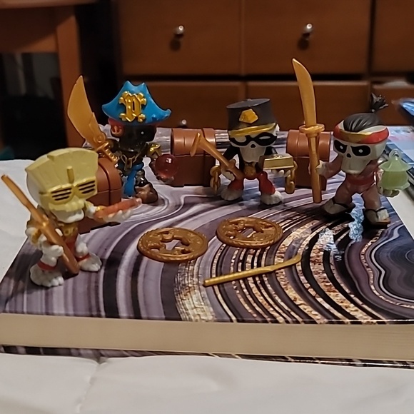 Set of 4 Treasure X characters with accessories - Picture 7 of 10